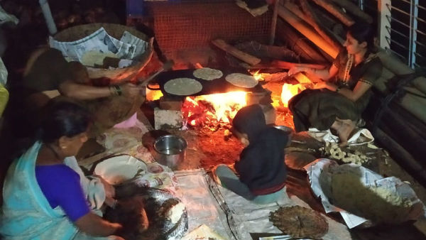 Davanagere People Preparing Rotti For Uttara Karnataka Flood Victims Davanagere People Preparing Rotti For Uttara Karnataka Flood Victims