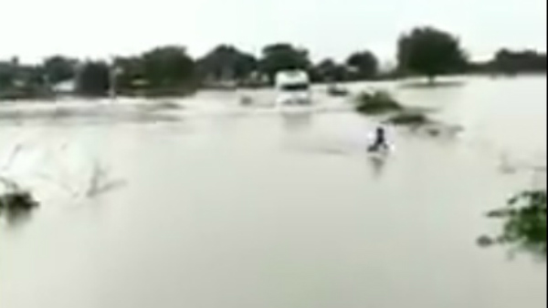  Raichur 12 Year Old Boy Venkatesh Guided Ambulance In Flooded Bridge