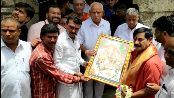 mla-ramdass-presented-on-cm-yediyurappa-visit-time-at-mysuru