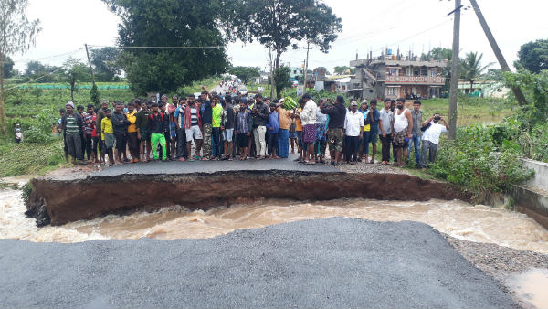 Heavy Rain lashes in H D Kote, Periyapattana at Mysuru