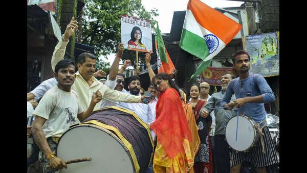 ಮಕ್ಕಳು ಆಟವಾಡುತ್ತಾ, ಶಾಲೆಗೆ ಹೋಗುವುದನ್ನು ನಾವು ನೋಡೋಣ 