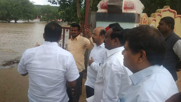 Siddaramaiah sent his son Yathindra Siddaramaiah to flood affected Badami Siddaramaiah sent his son Yathindra Siddaramaiah to flood affected Badami