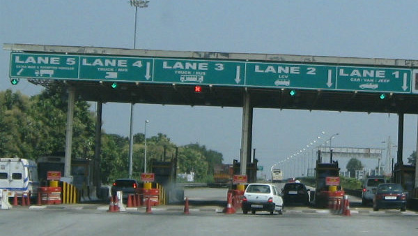 ದಿನಕ್ಕೆ ಲಕ್ಷಾಂತರ ವಾಹನಗಳು ಏರ್‌ಪೋರ್ಟ್ ರಸ್ತೆಯಲ್ಲಿ ಹೋಗುತ್ತವೆ