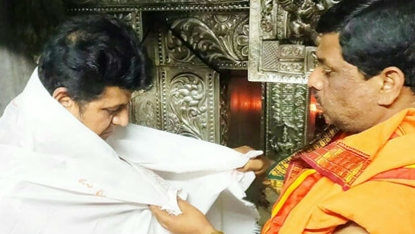 Actor Shivrajkumar Eater Butter dosa in shed hotel at Malavalli