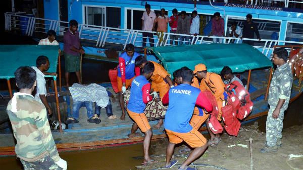 ದಡದ ಬಳಿ ಬಂದು ನದಿ ಮಧ್ಯೆ ತೆರಳಿದ ಅಂಬಿಗ! ದಡದ ಬಳಿ ಬಂದು ನದಿ ಮಧ್ಯೆ ತೆರಳಿದ ಅಂಬಿಗ!