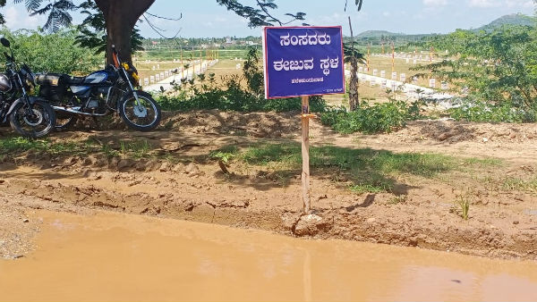 Different Protest In Davanagere For Road Repair