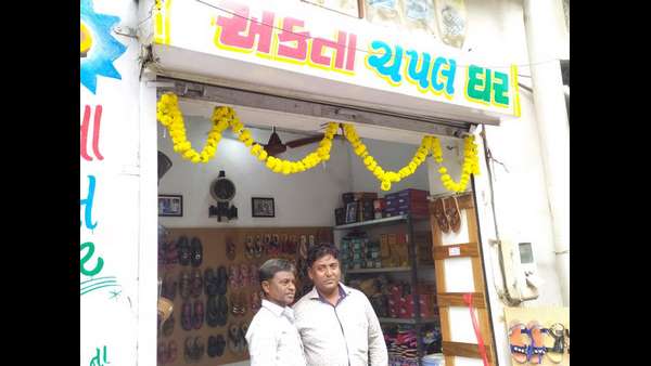 ಅಂಗಡಿ ತೆರೆಯಲು ಕೇರಳ ಸಿಪಿಎಂ ನೆರವು ನೀಡಿದೆ