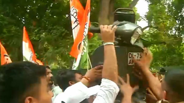Youth Congress Protest Outside Nitin Gadkari House Against New Motor Vehicle Act Youth Congress Protest Outside Nitin Gadkari House Against New Motor Vehicle Act