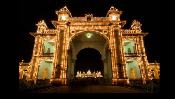  ಅರಮನೆ ಮತ್ತು ಕಾಂಪೌಂಡ್ ಗೆ ಒಂದು ಲಕ್ಷ ಬಲ್ಬ್