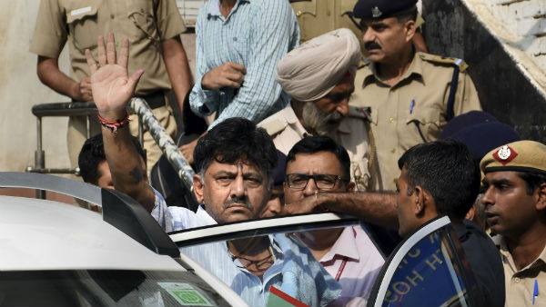 ಡಿಕೆ ನಿವಾಸ, ಕಚೇರಿಗಳ ಮೇಲೆ ಆದಾಯ ತೆರಿಗೆ ಇಲಾಖೆ ದಾಳಿ 