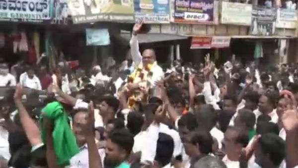  ನಾಮಪತ್ರ ಸಲ್ಲಿಸುವಂತೆ ಪ್ರತಿಭಟನೆ