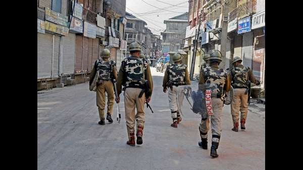  ಜಮ್ಮು ಕಾಶ್ಮೀರಕ್ಕೆ ವಿಧಿಸಿದ್ದ ನಿರ್ಬಂಧ ಕ್ರಮೇಣ ಸಡಿಲಿಕೆ