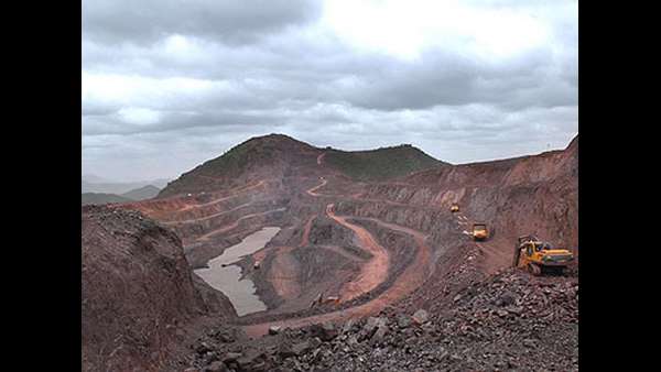 ಗಣಿ ಉದ್ಯಮ ಸಂಕಷ್ಟಕ್ಕೆ ಸಿಲುಕಿದೆ 