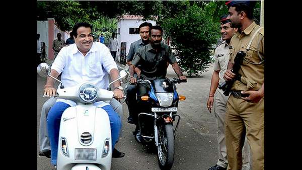 ಡಿಎಲ್ ಮಾಡಿಸಿಕೊಳ್ಳುತ್ತಿದ್ದಾರೆ