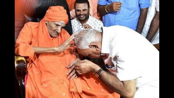 ಸಿದ್ದಗಂಗಾ ಮಠದ ಪೀಠಾಧಿಪತಿಗಳಾದ ಡಾ. ಶಿವಕುಮಾರ ಸ್ವಾಮೀಜಿ 
