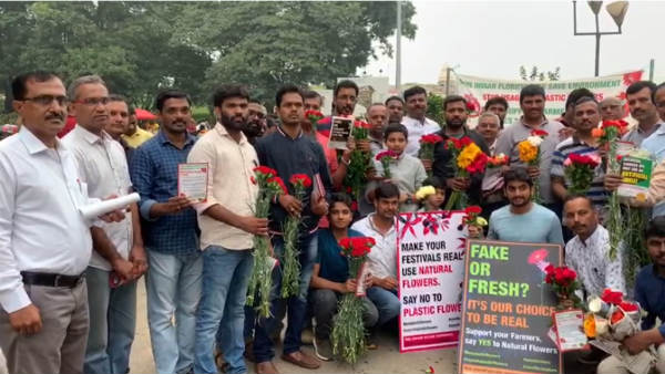 ಹೂವು ರಸ್ತೆಗೆ ಚೆಲ್ಲುವುದು ನೋವಿನ ಸಂಗತಿ ಹೂವು ರಸ್ತೆಗೆ ಚೆಲ್ಲುವುದು ನೋವಿನ ಸಂಗತಿ