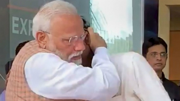 ಮೋದಿಯನ್ನು ತಬ್ಬಿ ಕಣ್ಣೀರಿಟ್ಟಿದ್ದ ಶಿವನ್ ಮೋದಿಯನ್ನು ತಬ್ಬಿ ಕಣ್ಣೀರಿಟ್ಟಿದ್ದ ಶಿವನ್