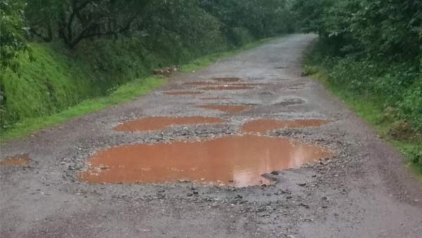 ರಸ್ತೆ ರಸ್ತೆ ಇಲ್ಲದೆ ಸಂಚಾರಕ್ಕೆ ಪರದಾಡುತ್ತಿರುವ ಜನರು ರಸ್ತೆ ರಸ್ತೆ ಇಲ್ಲದೆ ಸಂಚಾರಕ್ಕೆ ಪರದಾಡುತ್ತಿರುವ ಜನರು