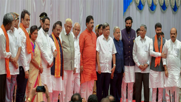 ಅಂತರ ಕಾಪಾಡಿಕೊಳ್ಳುತ್ತಿರುವ ಸಚಿವರು 