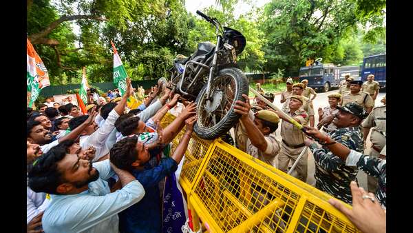 ಪೊಲೀಸರ ಮೇಲೆ ಹೆಚ್ಚುತ್ತಿರುವ ಸಿಟ್ಟು