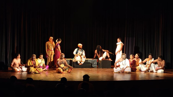 ಈ ನಾಟಕದ ಕಥಾವಸ್ತು ತುಂಬಾ ನವೀನ ವಾದುದು ಈ ನಾಟಕದ ಕಥಾವಸ್ತು ತುಂಬಾ ನವೀನ ವಾದುದು