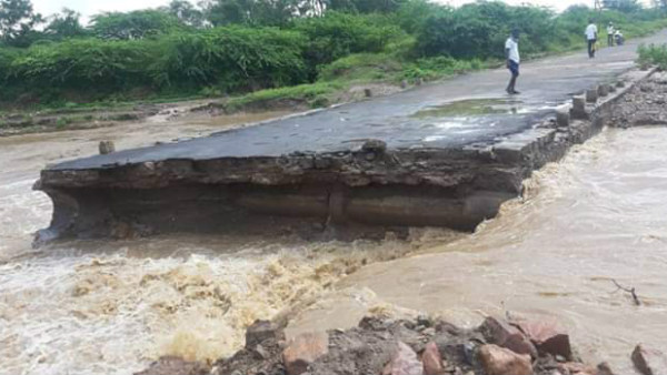  ನೀರಿನ ರಭಸಕ್ಕೆ ಕೊಚ್ಚಿಹೋದ ಸೇತುವೆ