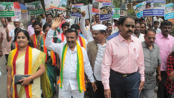 ನೆರೆ ಪ್ರವಾಹದಿಂದ ಜನ ತತ್ತರಿಸಿದ್ದಾರೆ 