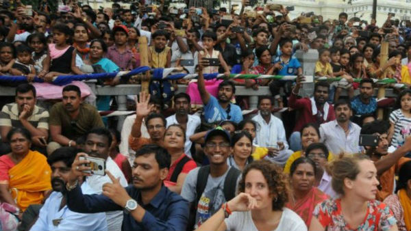  ಜಂಬೂಸವಾರಿ ವೀಕ್ಷಿಸಲು ಮರ, ಕಟ್ಟಡವೇರುವ ಜನ