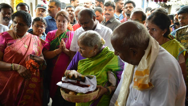 ಹಾಸನಾಂಬ ದರ್ಶನ ಪಡೆದ ಗೌಡರ ಕುಟುಂಬ