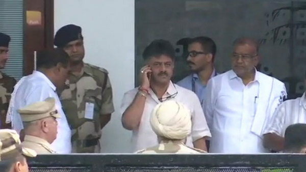 ಅತೃಪ್ತರನ್ನು ಒಲಿಸಲು ಡಿಕೆಶಿ ಮುಂಬೈಗೆ ಹೋಗಿದ್ದರು 