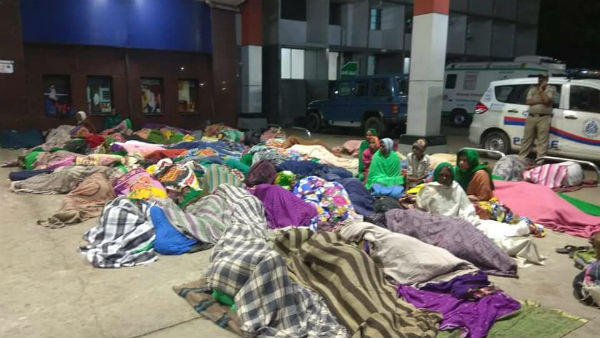 ಚಳಿ-ಮಳೆ ಲೆಕ್ಕಿಸದೆ ರಸ್ತೆಯಲ್ಲೇ ಮಲಗುತ್ತಿರುವ ರೈತರು