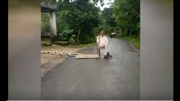 ರಸ್ತೆಯ ಮಧ್ಯೆ ಅಜ್ಜನ ಟೋಲ್ಗೇಟ್ ರಸ್ತೆಯ ಮಧ್ಯೆ ಅಜ್ಜನ ಟೋಲ್ಗೇಟ್