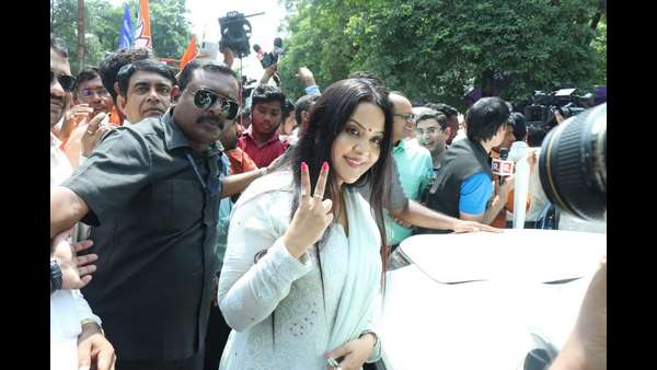 ಫಡ್ನವೀಸ್ ಪತ್ನಿ ಹೊಂದಿರುವ ಆಸ್ತಿ 