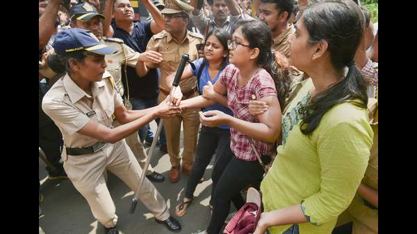 ಆದಿತ್ಯ ಠಾಕ್ರೆ, ಪ್ರಿಯಾಂಕ ಚತುರ್ವೇದಿ ವಿರೋಧ 