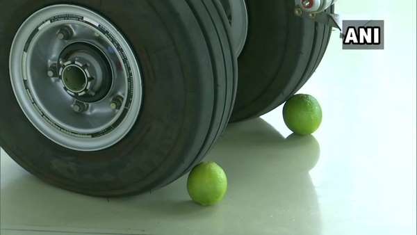 ರಫೇಲ್‌ ವಿಮಾನದ ಮೇಲೆ ಓಂ, ಚಕ್ರಕ್ಕೆ ನಿಂಬೆ