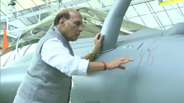 ಯುದ್ದವಿಮಾನಕ್ಕೆ 'ಓಂ' ಎಂದು ಖುದ್ದು ರಕ್ಷಣಾ ಸಚಿವರೇ ಬರೆದಿದ್ದರು ಯುದ್ದವಿಮಾನಕ್ಕೆ 'ಓಂ' ಎಂದು ಖುದ್ದು ರಕ್ಷಣಾ ಸಚಿವರೇ ಬರೆದಿದ್ದರು