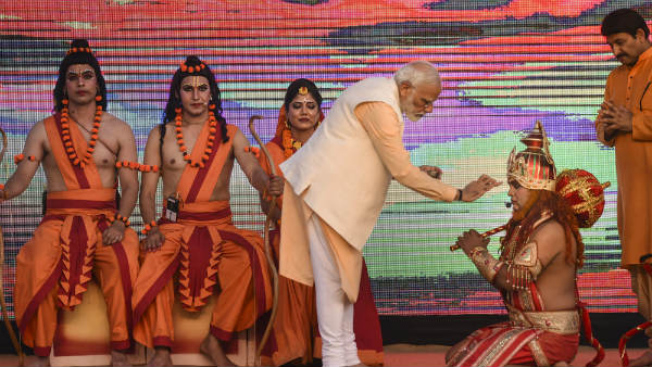 ಹಣೆಗೆ ಕುಂಕುಮವಿಟ್ಟು ಬರಮಾಡಿಕೊಳ್ಲುವುದು ಹಣೆಗೆ ಕುಂಕುಮವಿಟ್ಟು ಬರಮಾಡಿಕೊಳ್ಲುವುದು