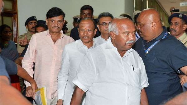 ಅನರ್ಹ ಶಾಸಕರನ್ನು ಪಕ್ಷಕ್ಕೆ ಸೇರಿಸಿಕೊಳ್ಳಲು ತೀವ್ರ ವಿರೋಧ 