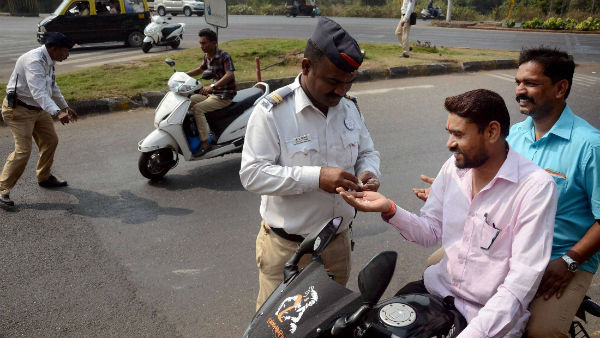 ಕೈ ಚಿಹ್ನೆ, ಅಥವಾ ವಾಹನಕ್ಕೆ ಅಡ್ಡ ಬರುವುದು ಮಾಡುವಂತಿಲ್ಲ