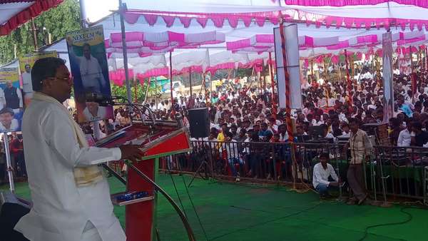 ಅಹಿಂದ ವರ್ಗದ ನಾಯಕರ ಜೊತೆ ಮಾತುಕತೆ ಅಹಿಂದ ವರ್ಗದ ನಾಯಕರ ಜೊತೆ ಮಾತುಕತೆ