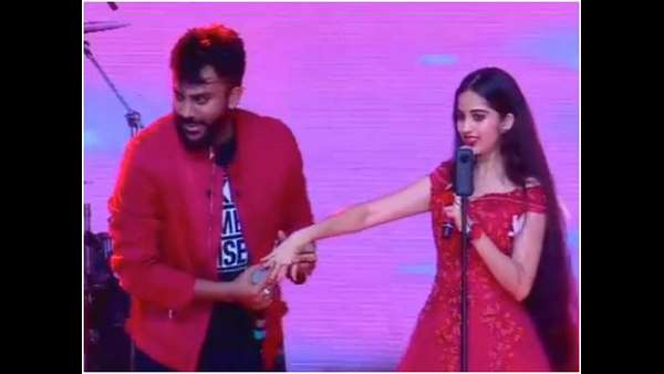  ವೇದಿಕೆ ದುರುಪಯೋಗದ ಆರೋಪ