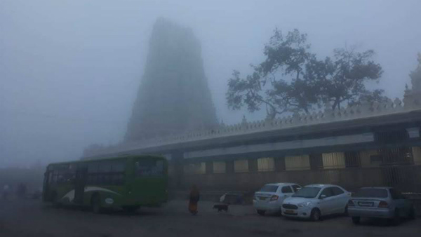  ಬೆಟ್ಟಕ್ಕೆ ಎಳೆದ ಮಂಜಿನ ತೆರೆ