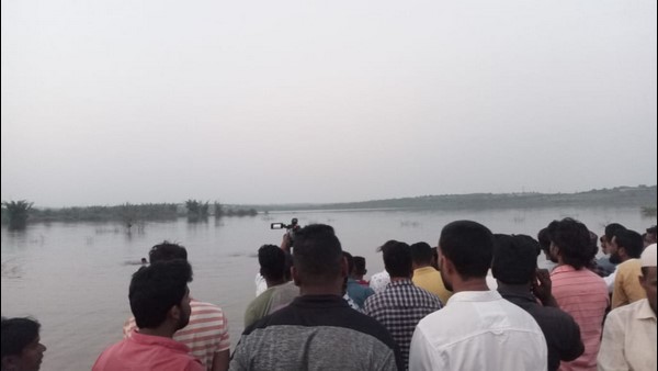  ಒಬ್ಬನ ಉಳಿಸಲು ಹೋಗಿ ನಾಲ್ವರು ಬಿದ್ದರು