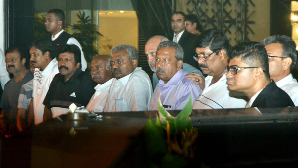 ನಾಮಪತ್ರ ಸಲ್ಲಿಸುವ ಅನರ್ಹ ಶಾಸಕರು ನಾಮಪತ್ರ ಸಲ್ಲಿಸುವ ಅನರ್ಹ ಶಾಸಕರು