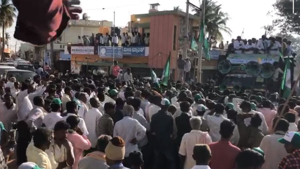ಬಲಭಾಗದಿಂದ ಹೂವು ಬಿದ್ದಿರುವುದು 