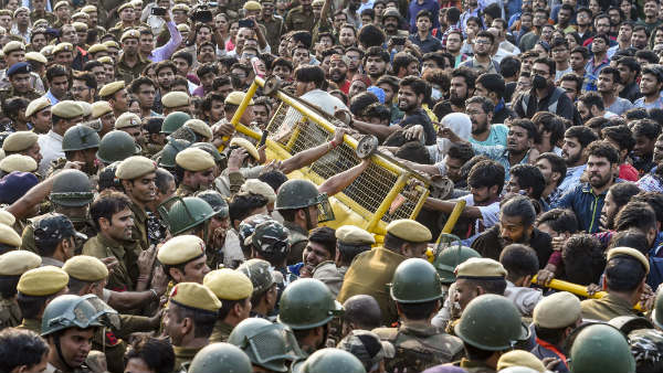 ವಿದ್ಯಾರ್ಥಿಗಳ ಮೇಲೆ ಜಲಫಿರಂಗಿ ಪ್ರಯೋಗ