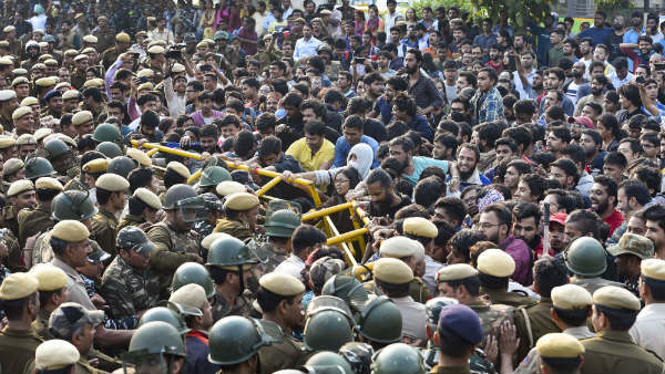 ಶುಲ್ಕ ಹೆಚ್ಚಿಸಿ ಅಣಕಿಸಿದರು