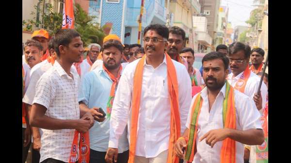 ನಂದೀಶ್ ರೆಡ್ಡಿಯವರನ್ನು ಸಮಾಧಾನ ಪಡಿಸಿದ ಯಡಿಯೂರಪ್ಪ 