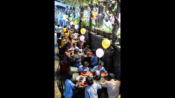 ಬರಿಗಾಲಿನಲ್ಲಿ ಹರಿಯುವ ನೀರಿನ ಮಧ್ಯೆ ಕುಳಿತ ಮಕ್ಕಳು 