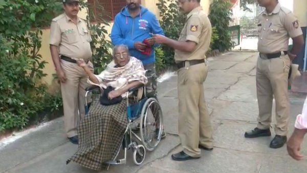ಇಳಿ ವಯಸ್ಸಿನಲ್ಲಿ ಮೊದಲು‌ ಮತದಾನ ಮಾಡಿದ ವೃದ್ಧ